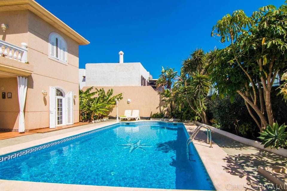 Bayside Concha House - Beachfront Oasis with Heated Pool Apartment in Isla de Lanzarote