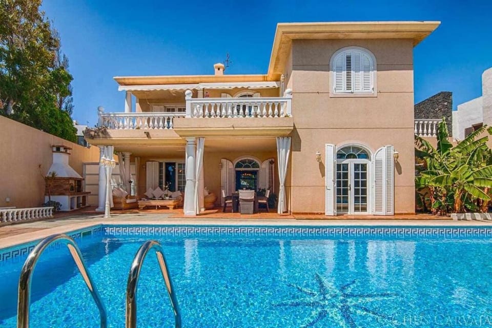 Bayside Concha House - Beachfront Oasis with Heated Pool Apartment in Isla de Lanzarote
