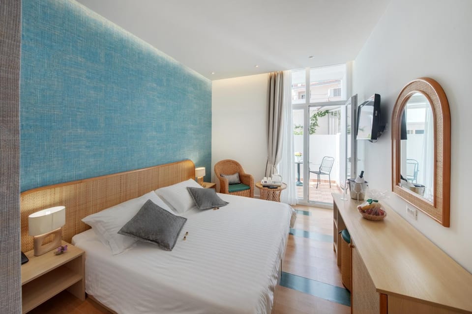 Bed, View (from property/room), Balcony/Terrace, Food and drinks, Photo of the whole room, Decorative detail