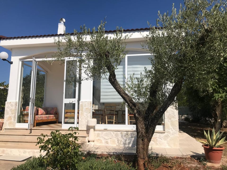 Property building, Patio, Facade/entrance