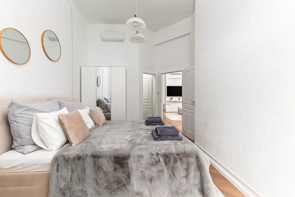 Bed, Photo of the whole room, Decorative detail, Bedroom, air conditioner