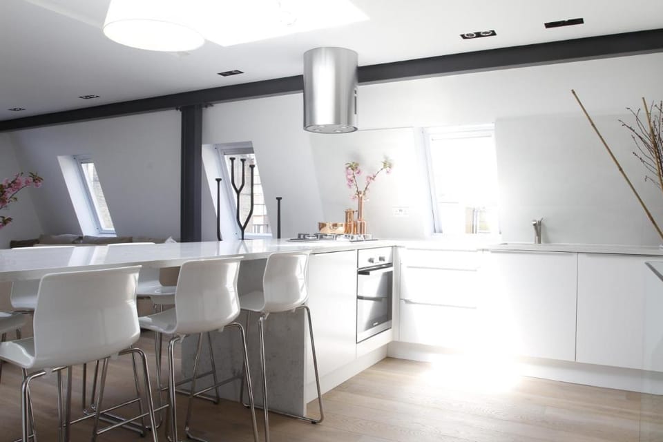 Coffee/tea facilities, Kitchen or kitchenette, Seating area, Dining area, Family