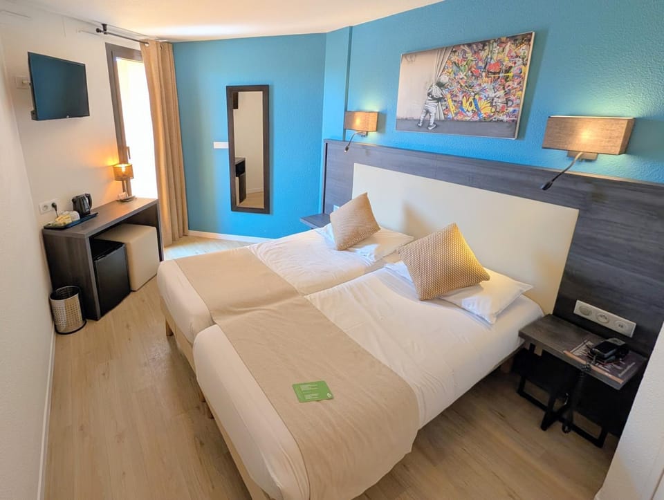 Bed, TV and multimedia, Coffee/tea facilities, Photo of the whole room, Bedroom, minibar