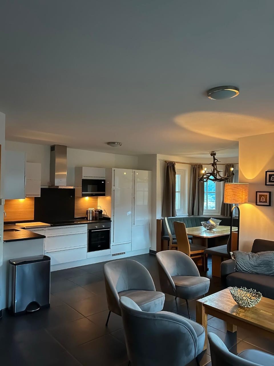 TV and multimedia, Kitchen or kitchenette, Living room, Seating area, Dining area, oven