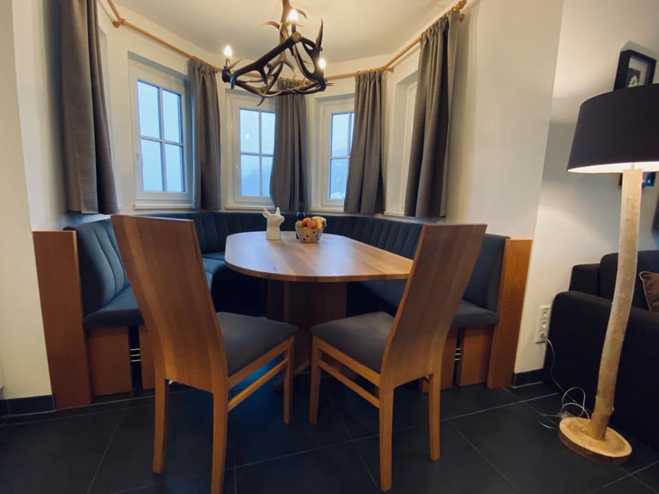 Seating area, Dining area