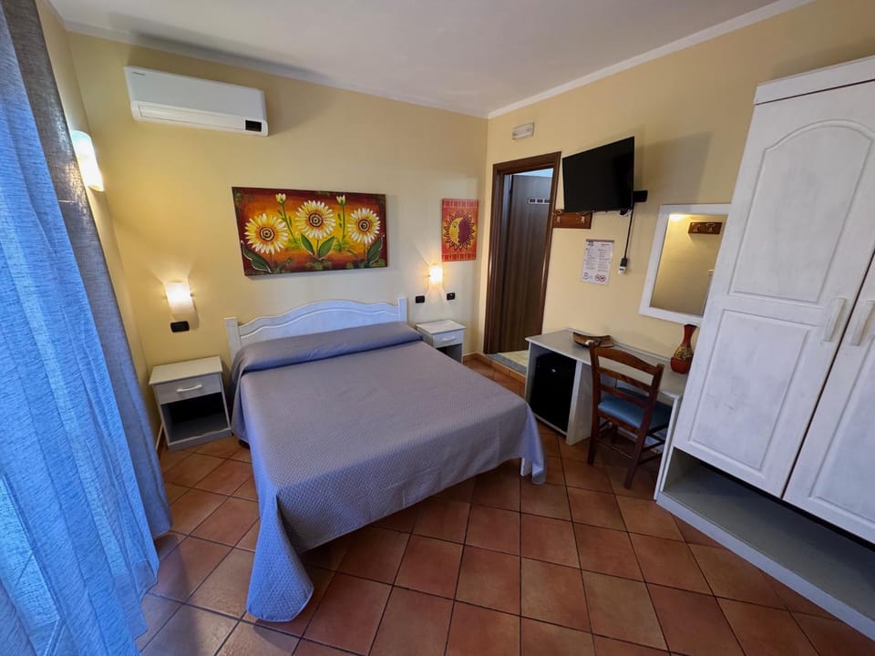 Bed, TV and multimedia, Photo of the whole room, Bedroom, wardrobe