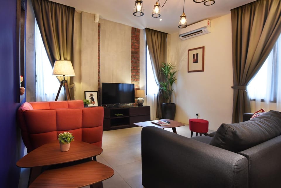 Communal lounge/ TV room, TV and multimedia, Living room, Seating area, air conditioner