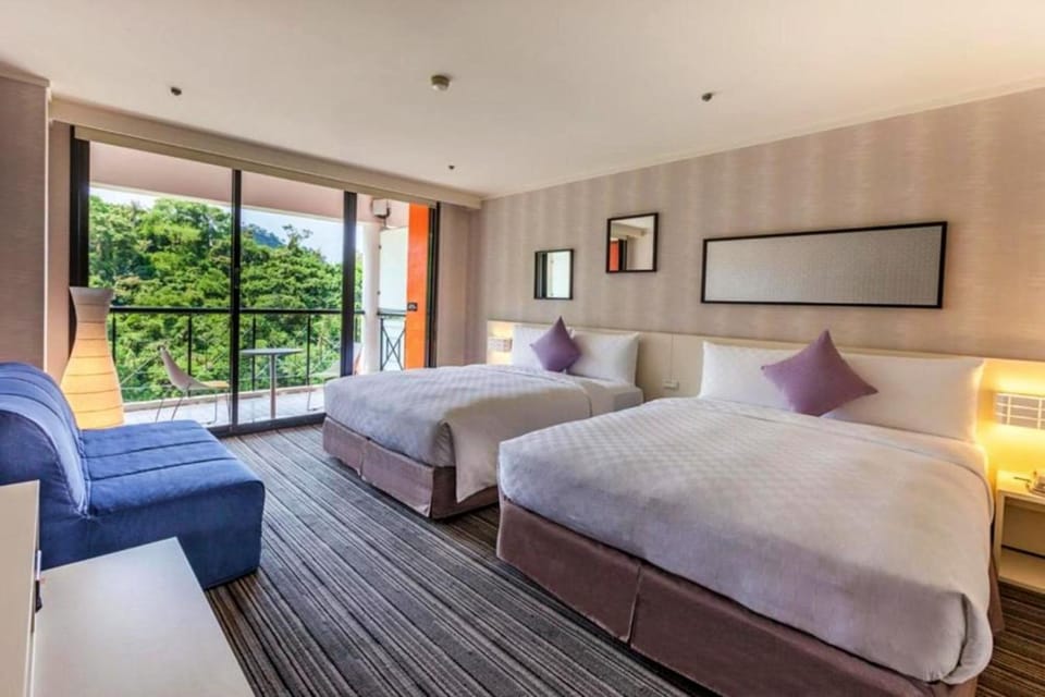 Photo of the whole room, Swimming pool
