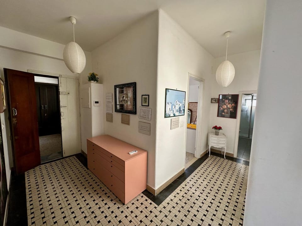 Facade/entrance, View (from property/room), hair dresser