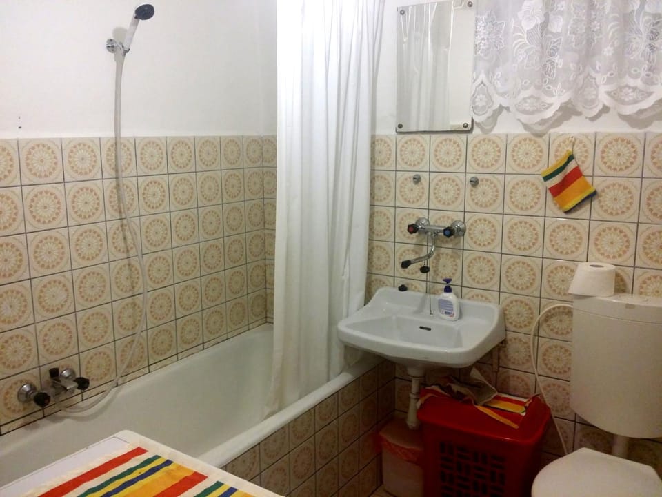 Shower, Toilet