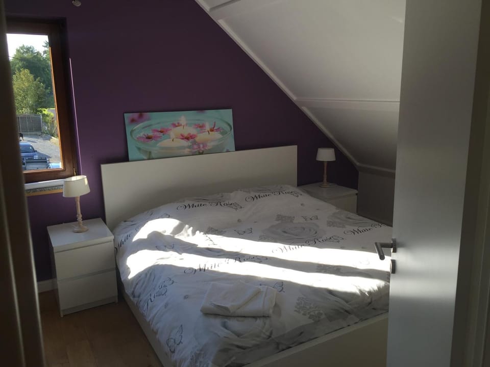 Bed, Seating area, Bedroom