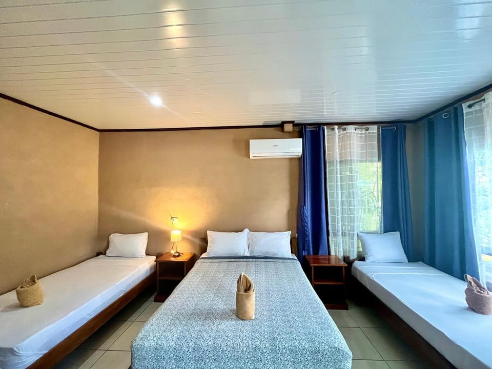 Bed, Photo of the whole room, Bedroom, air conditioner