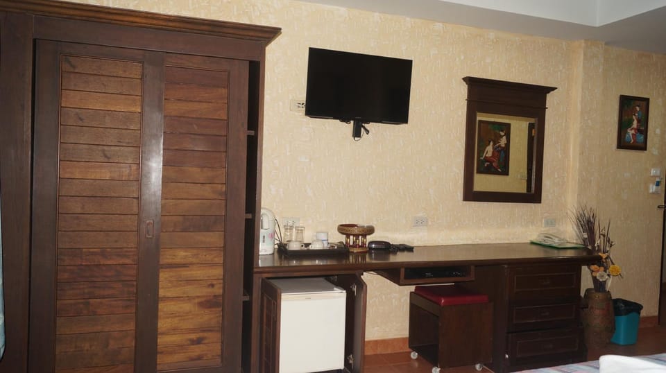 Coffee/tea facilities, Photo of the whole room, Drinks