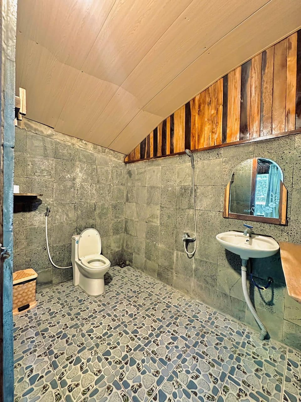 Shower, Toilet