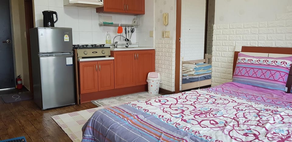 Bed, Kitchen or kitchenette, Photo of the whole room, Bedroom