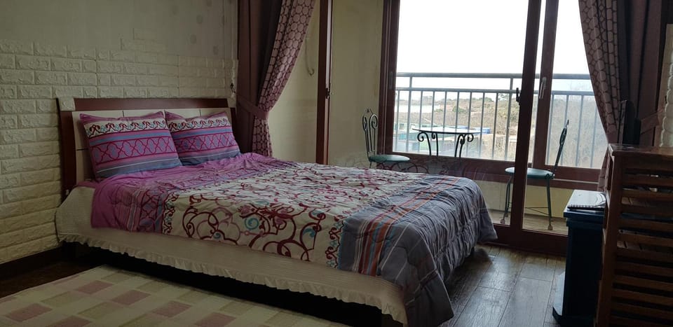 Property building, Bed, Bedroom
