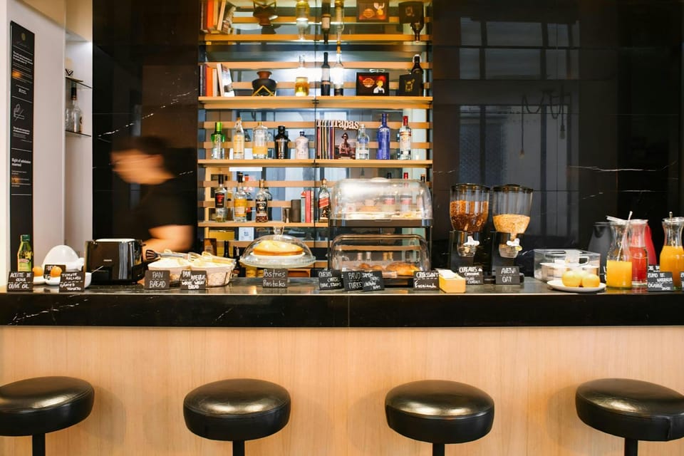 Lounge or bar, Food and drinks