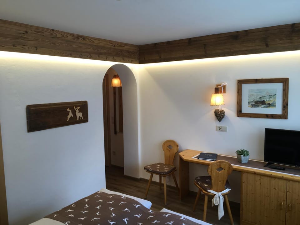 Bed, TV and multimedia, Photo of the whole room, Bedroom, hair dresser