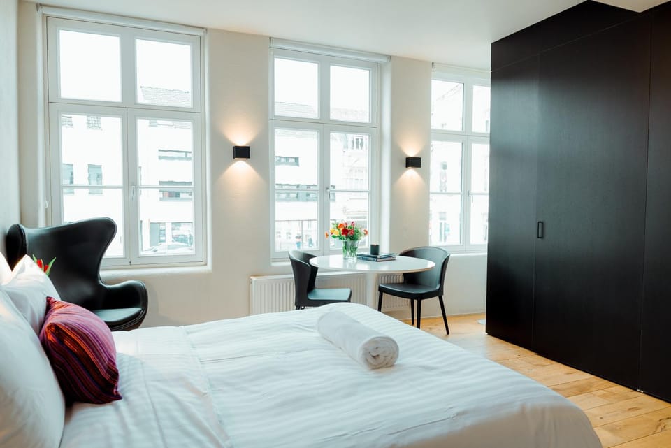 Bed, Living room, Photo of the whole room, Seating area, Dining area, Bedroom