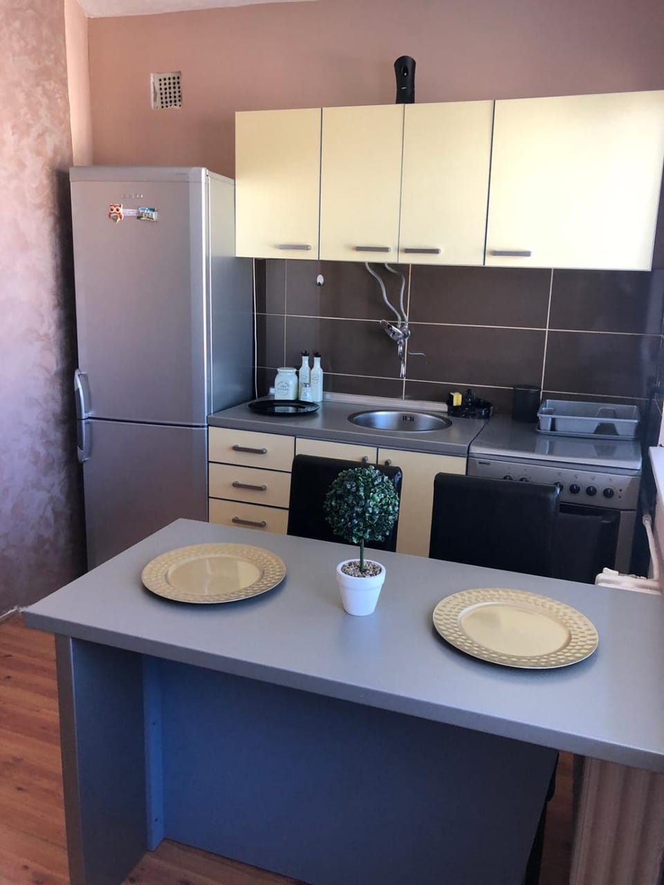 Kitchen or kitchenette, Dining area