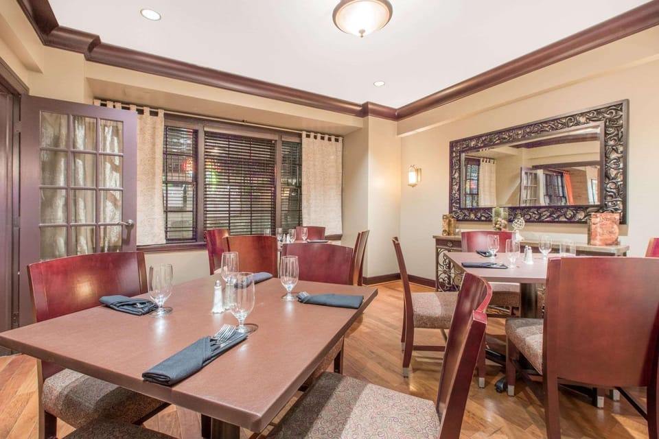 Restaurant/places to eat, Dining area, On site