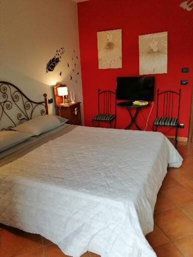 Photo of the whole room, Bedroom