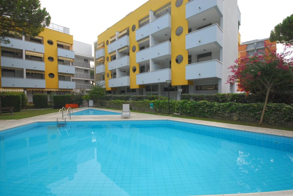 Facade/entrance, Swimming pool
