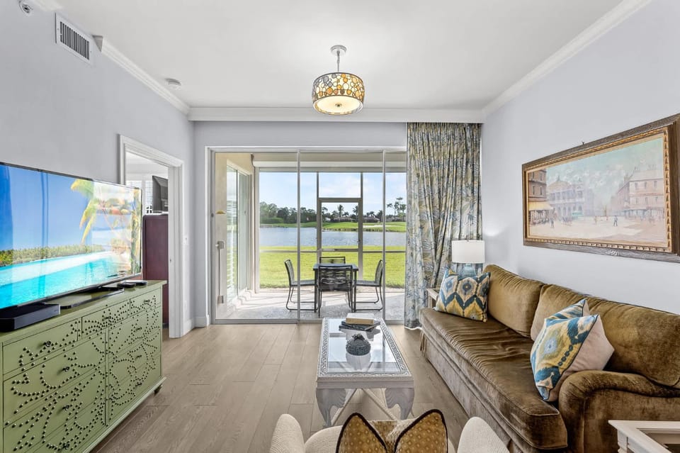 TV and multimedia, Living room, Seating area, Evening entertainment