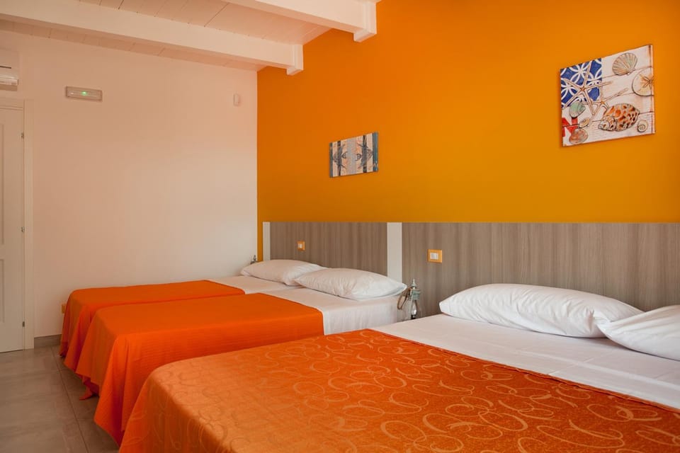 Bed, Photo of the whole room, Decorative detail, Bedroom