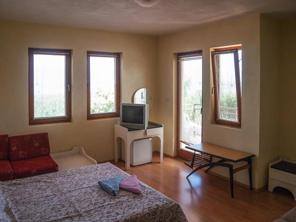 Lake view, bunk bed