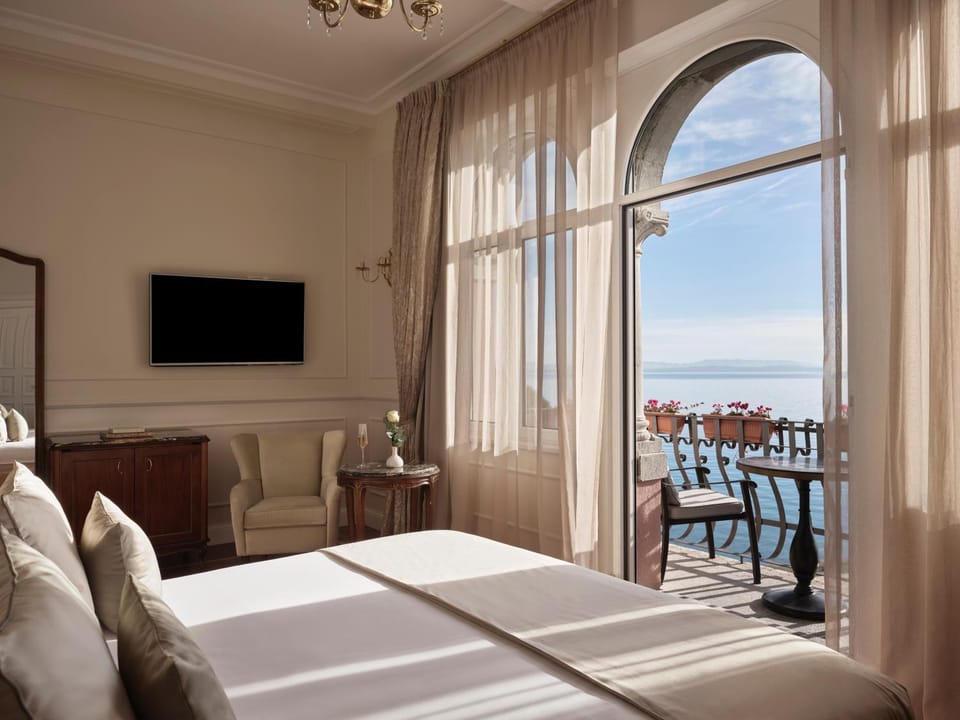 Property building, Communal lounge/ TV room, Bed, Natural landscape, TV and multimedia, View (from property/room), Balcony/Terrace, Living room, Photo of the whole room, Seating area, Dining area, Evening entertainment, Bedroom, Lake view, River view, Sea view, hair dresser