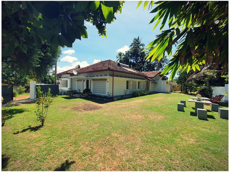 Property building, Day, Natural landscape, Garden, Garden view