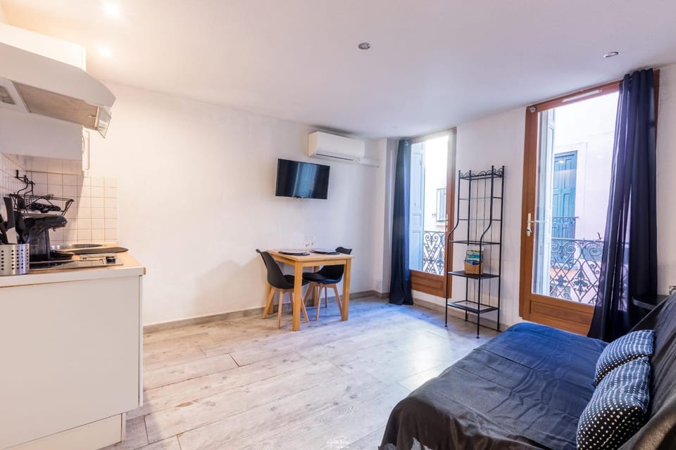 TV and multimedia, Kitchen or kitchenette, Living room, Seating area, Dining area