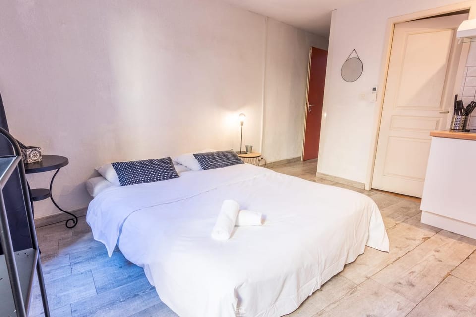 Bed, Photo of the whole room