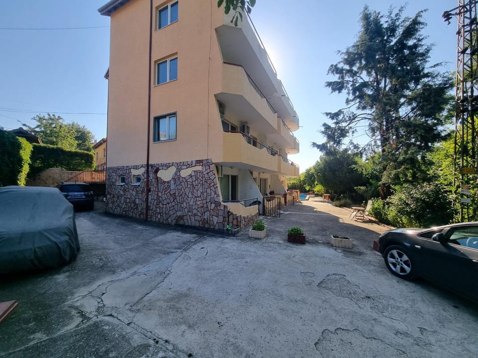 Property building, Garden view, Parking