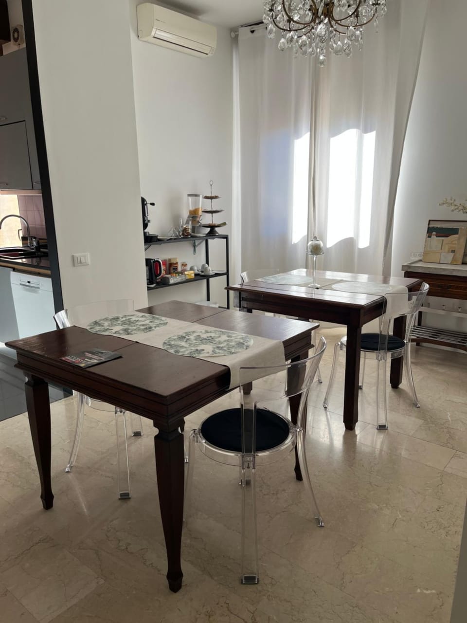 Kitchen or kitchenette, Living room, Seating area, Dining area, air conditioner