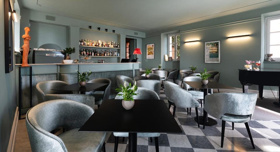 Lounge or bar