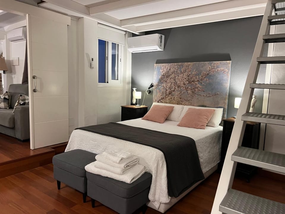 Bed, Photo of the whole room, Seating area, Bedroom, towels