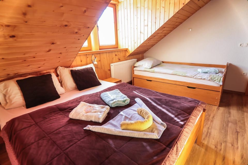 Bed, Bedroom, towels