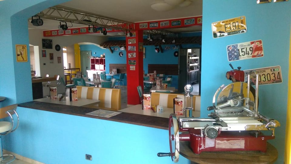 Restaurant/places to eat, Lounge or bar