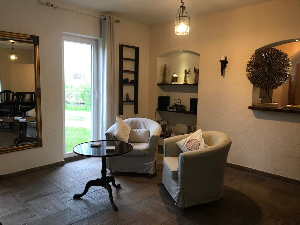 Living room, Seating area