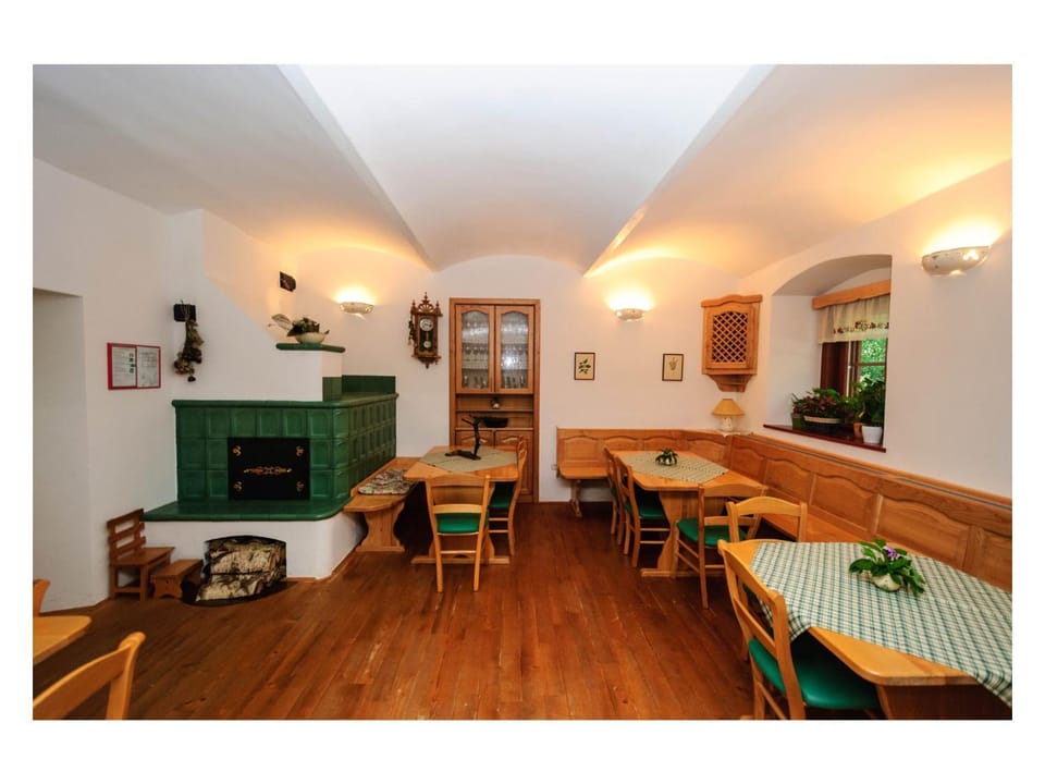 Property building, Restaurant/places to eat, Communal lounge/ TV room, Meals, Lunch, Dinner