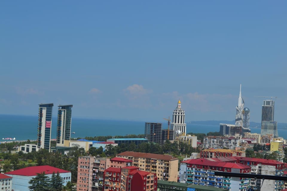 Property building, Restaurant/places to eat, Beach, Supermarket/grocery shop, Shopping Area