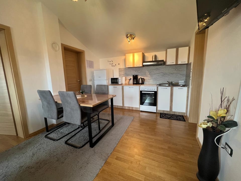Kitchen or kitchenette, Seating area, Dining area, stove