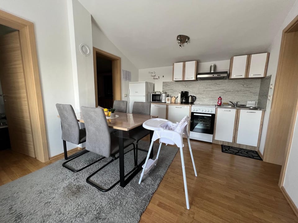 Kitchen or kitchenette, Dining area, stove