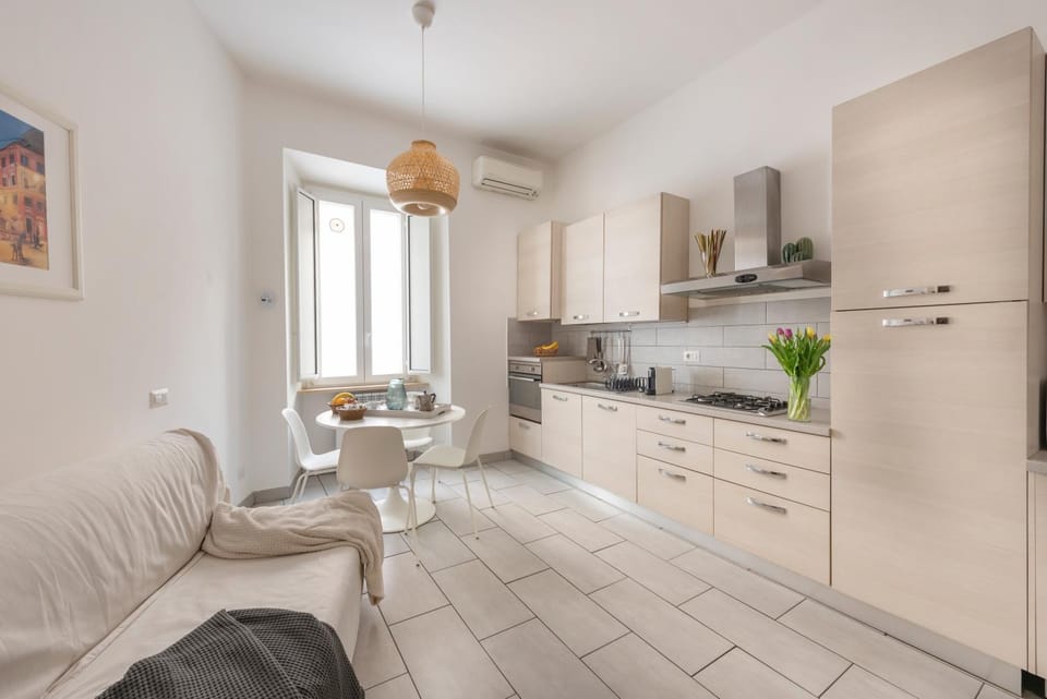 Kitchen or kitchenette, Living room, Seating area, Dining area