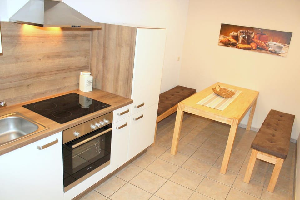 Kitchen or kitchenette, Dining area, Communal kitchen