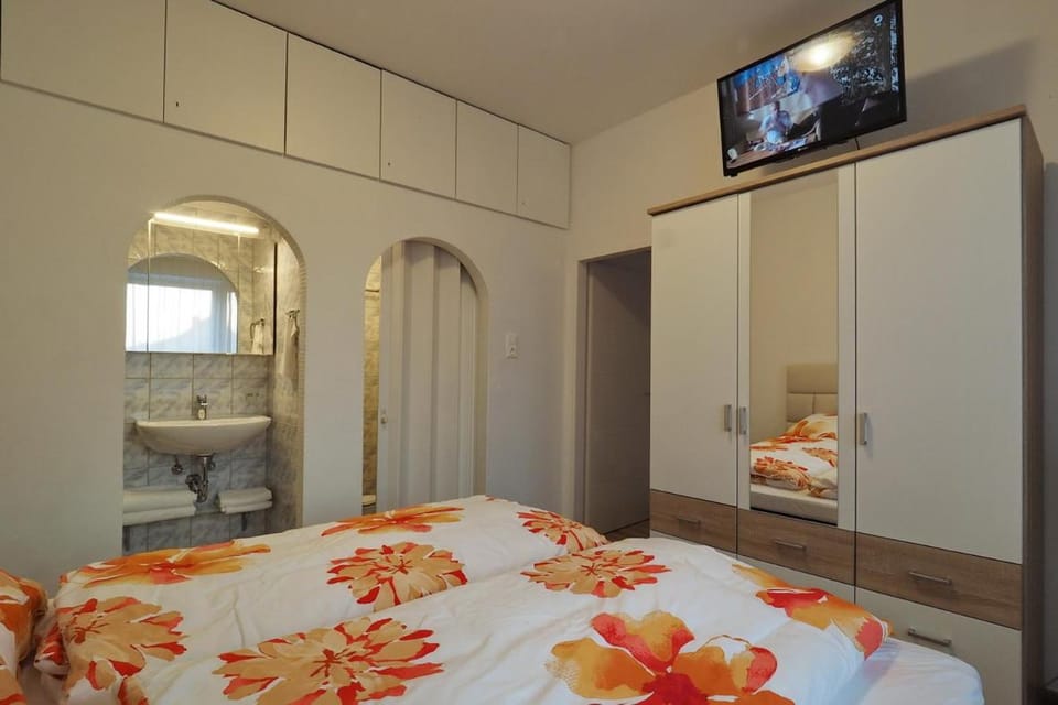 Bathroom, TV and multimedia, Photo of the whole room, Bedroom, wardrobe