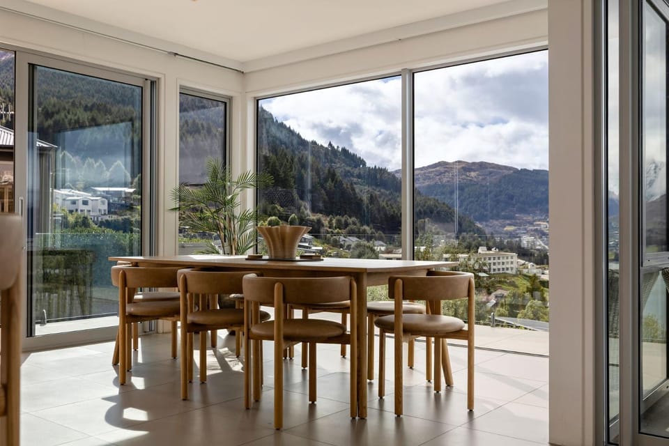 The Views and Spa 4BRM Villa in Queenstown