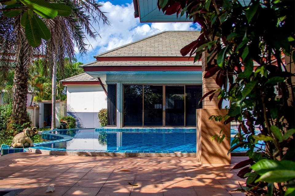 Facade/entrance, Swimming pool